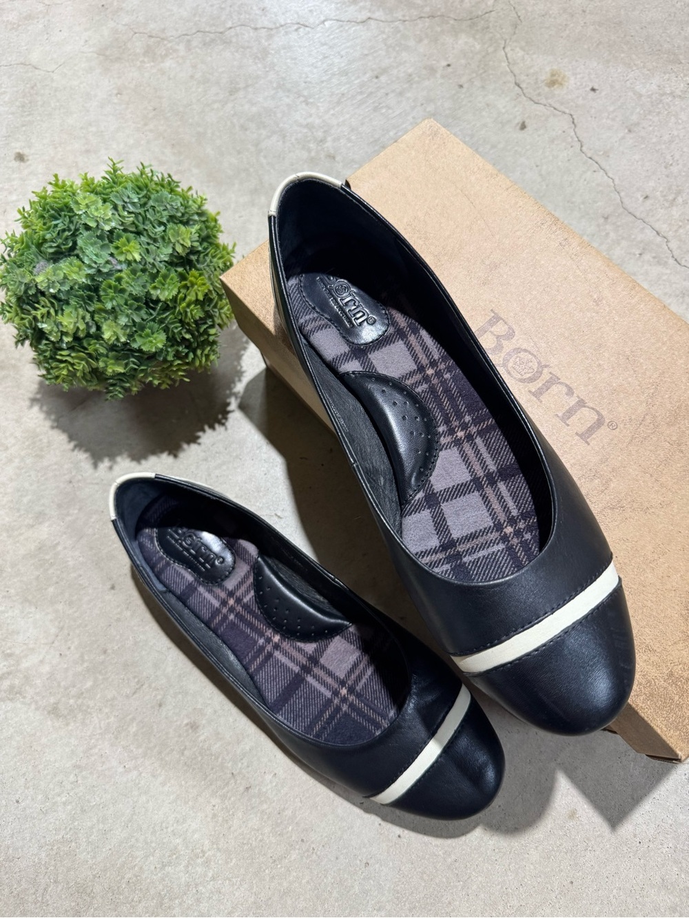 Born Deborah Flats Size 8.5 Black Leather Cap Toe Classy Neutral Comfort